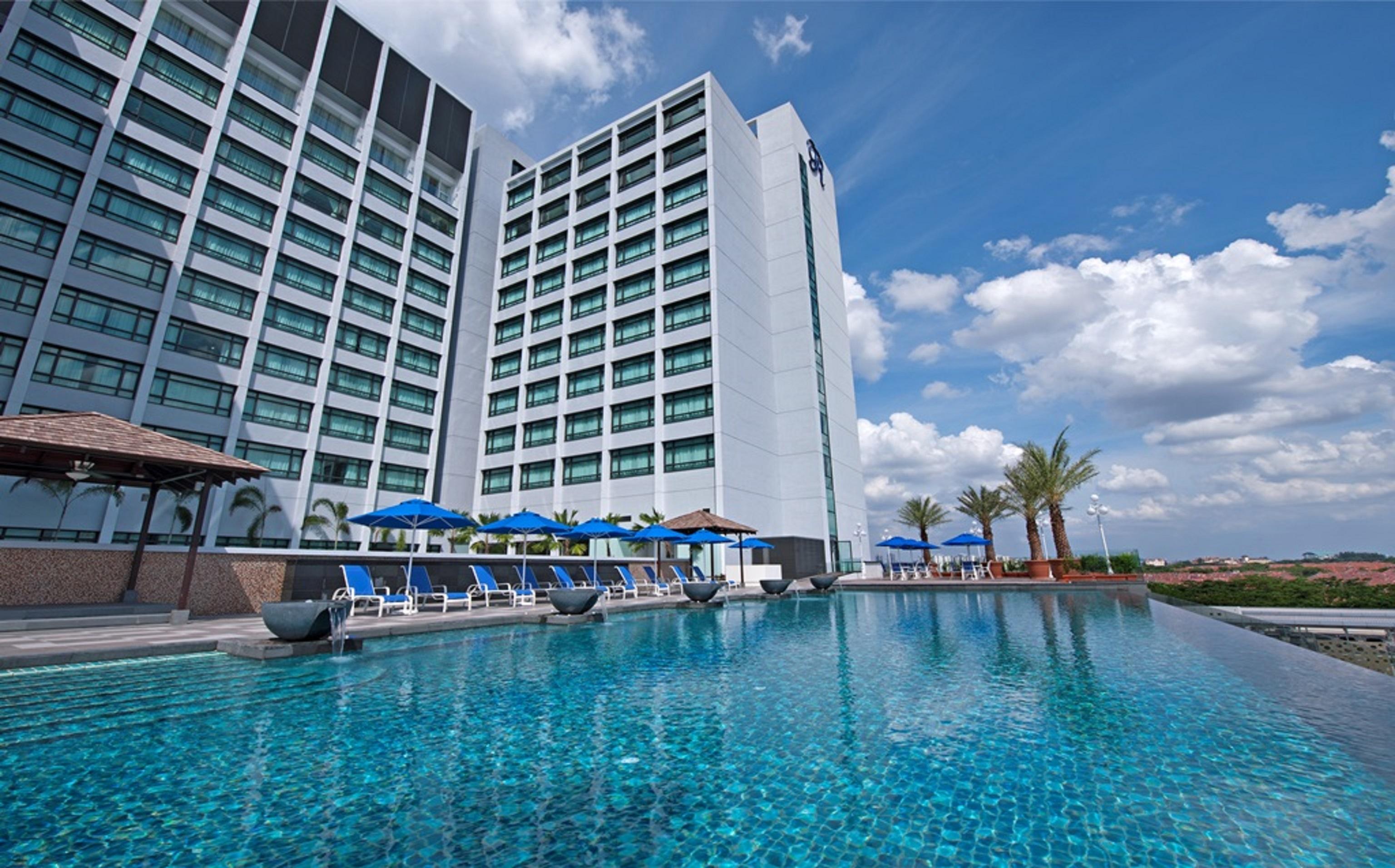 Royale Chulan Damansara Hotel Petaling Jaya Exterior photo The hotel's swimming pool