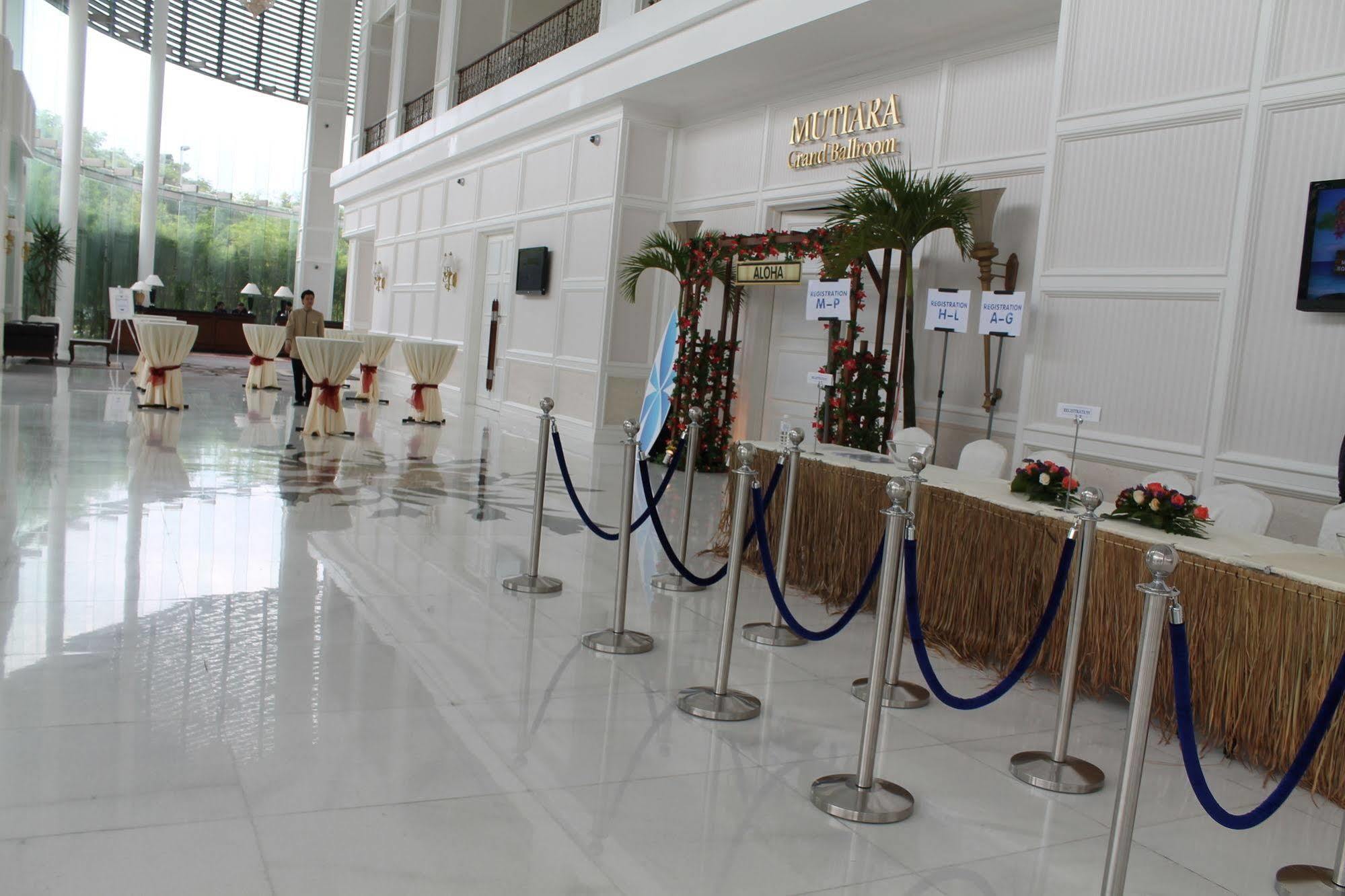 Royale Chulan Damansara Hotel Petaling Jaya Exterior photo The lobby of the hotel