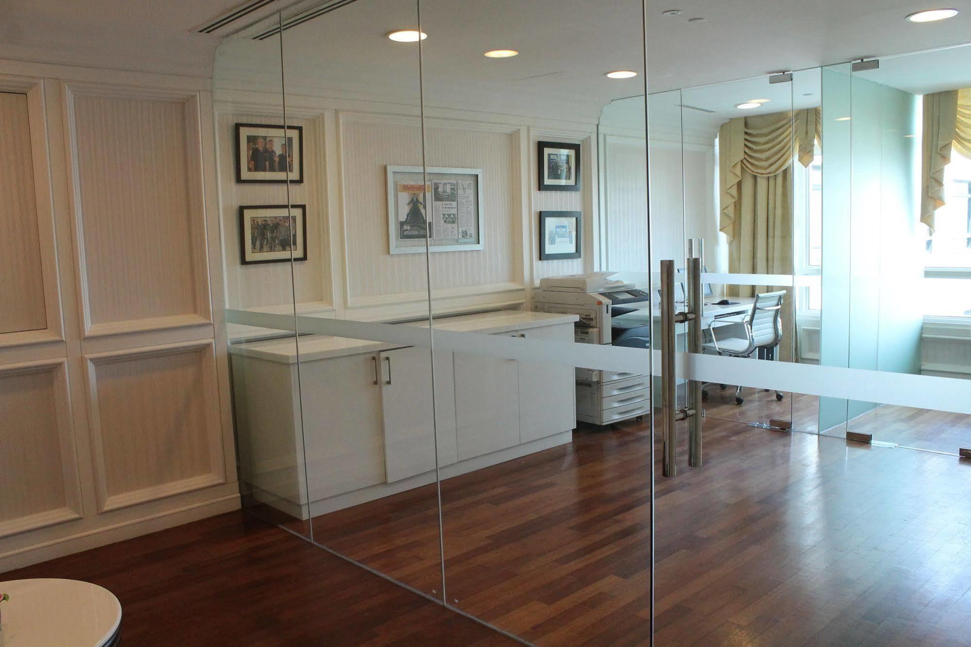 Royale Chulan Damansara Hotel Petaling Jaya Exterior photo A glass office partition